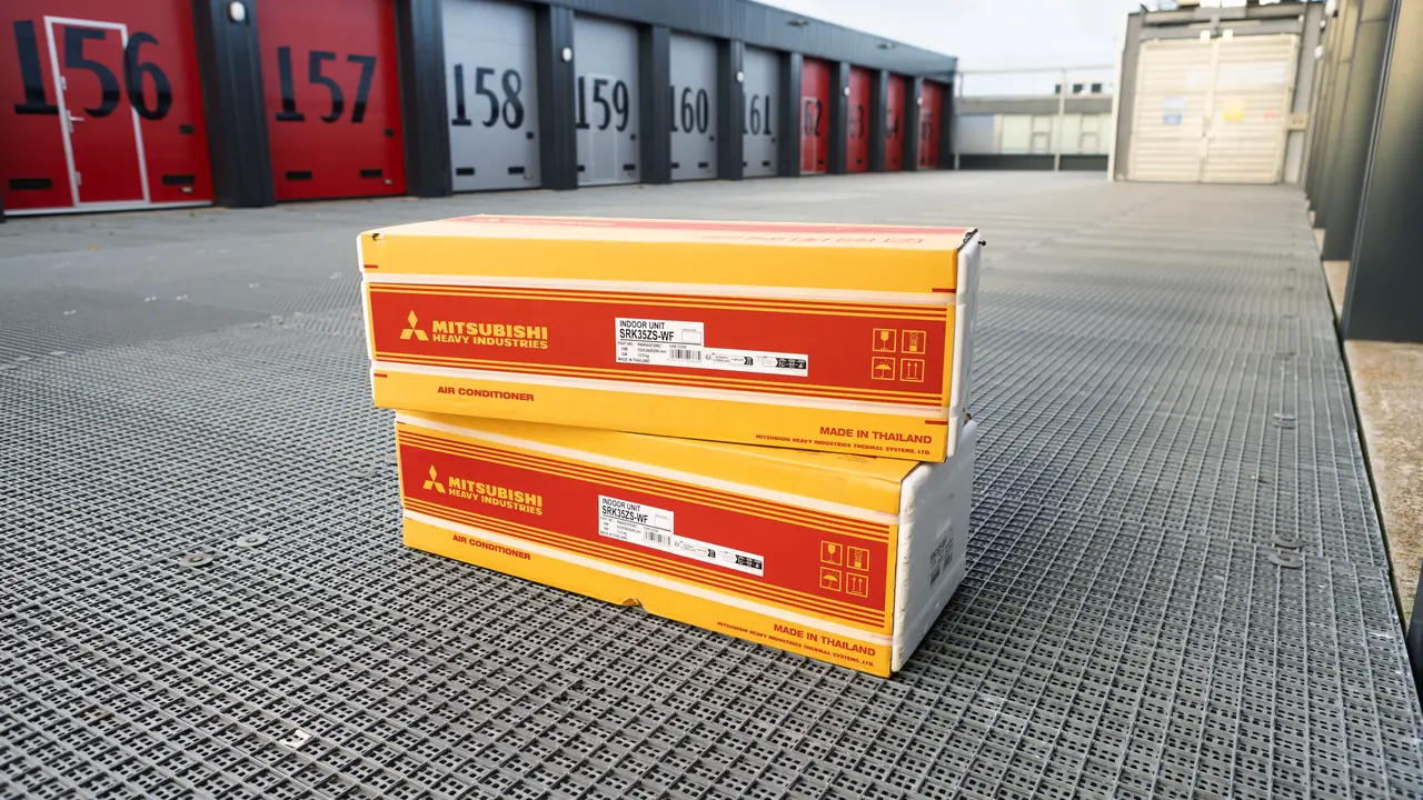 Twee dozen met binnenunits SRK 35 ZS-WF van Mitsubishi Heavy Industries op een roostervloer.